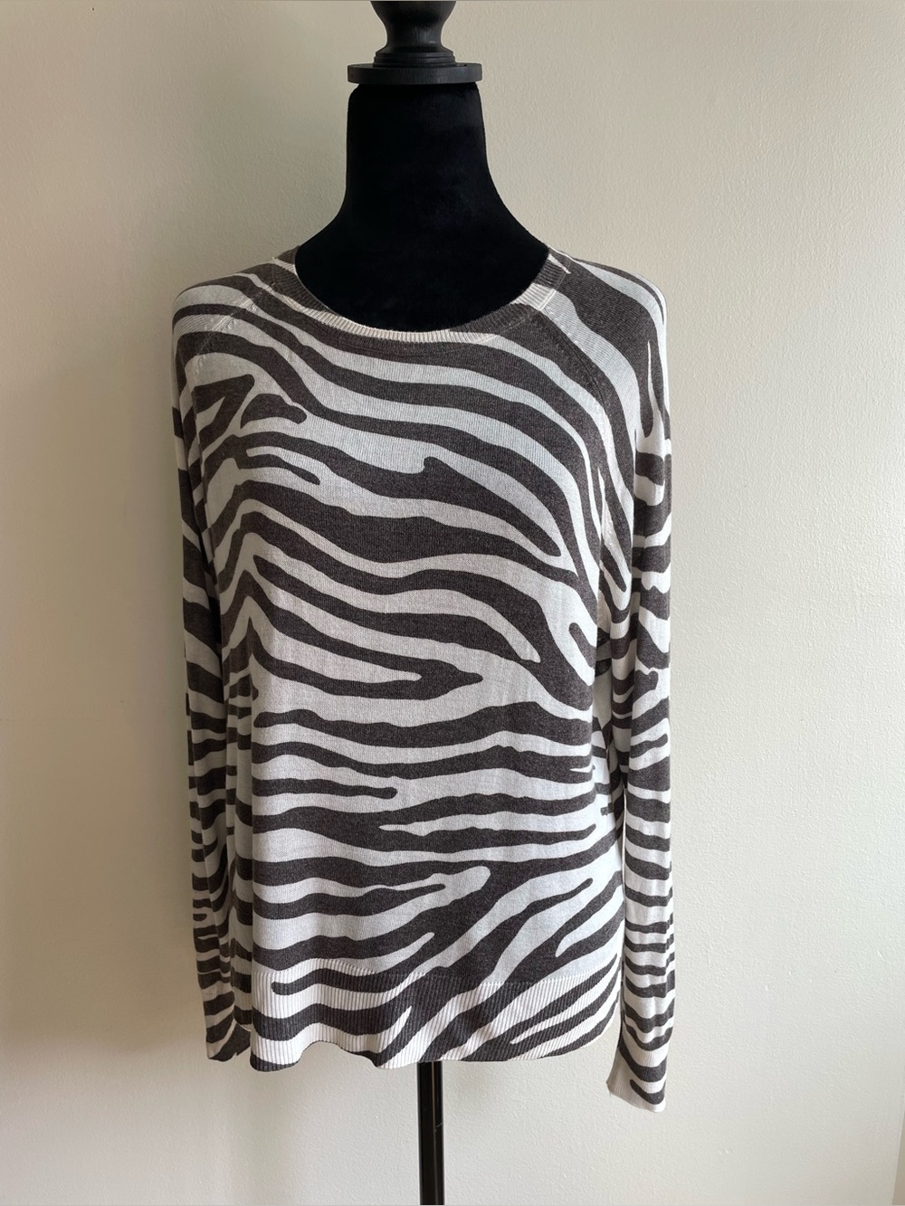Zara Zebra Print Lightweight Knit Sweater Relaxed Boat Neck Side Slit Size S